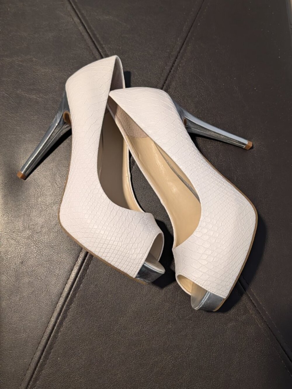 BRAND NEW GUESS White Snakeskin Peep Toe Pumps Heels Silver Trim Size 8.5 - Picture 4 of 4